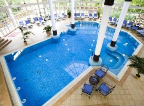 Spoznajte historickú Šoproň, navštívte termálne kúpele Hegykö, či neobmedzene relaxujte vo wellness v zámockom hoteli Szidónia Manor House.