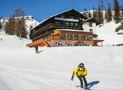 Zimná idylka, zasnežené vrcholky Álp a zjazdovka hneď za dvermi? To je pobyt v českom hoteli Alpen Arnika*** v stredisku Tauplitzalm. 