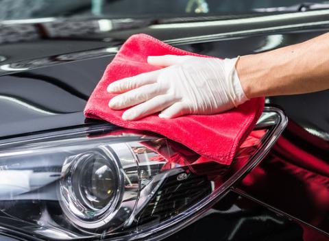 Dajte si svoje auto do parády. Ručné voskovanie karosérie vozidla s tvrdeným voskom, tepovanie, čistenie a impregnácia kože v AUTOTEP STAR.