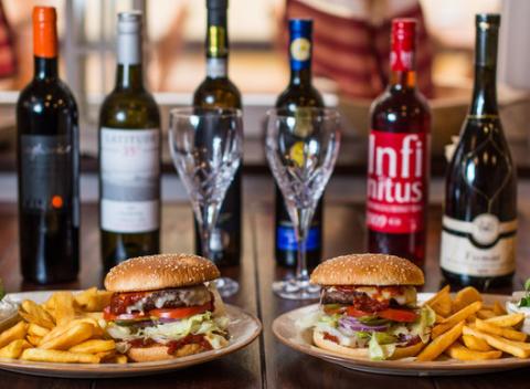 Dva burgery s hranolkami a fľašou vína vo Vínnej Muške. Užite si príjemný večer s celkom netradičnou romantickou večerou. 