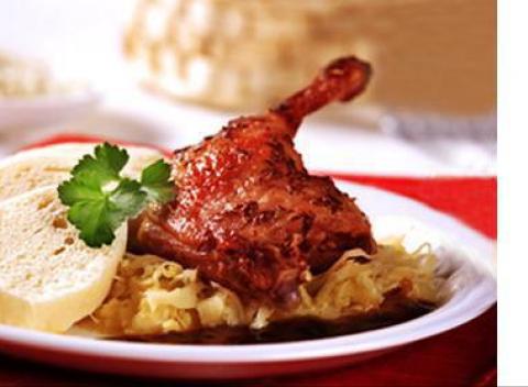 600g kačky s lokšami, knedľami a dusenou červenou kapustou! Príďte si pochutnať so svojimi známymi na kačacej špecialite do Eldorada. 