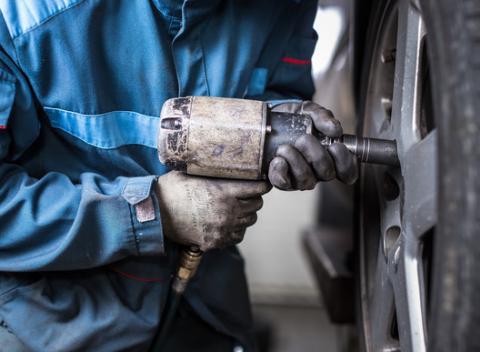 Odborná výmena kolies vrátane vyváženia a hustenia alebo kontrola vozidla pred zimnou sezónou v Autoteame Slovakia.