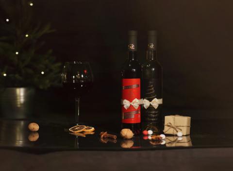 Vianočné Gold Cuvee víno s lupienkami pravého zlata pre neobyčajné chvíle. Doprajte si pohárik exkluzívného vína v kruhu vašich najbližších.