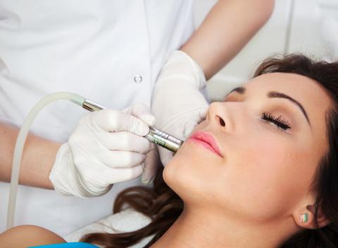 Nedokonalosti a vrásky na vašej pleti budú minulosťou. Krásna, hebká a omladená pleť vďaka dermabrázii s diamantovou hlavicou.