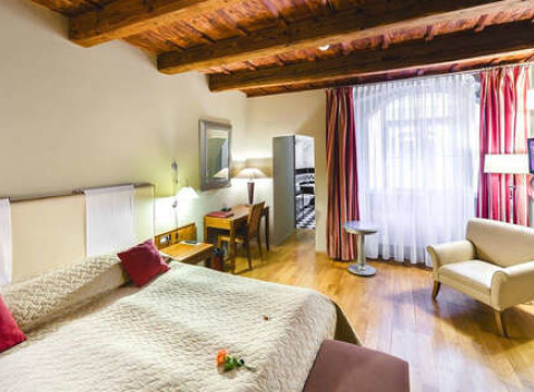 Pešo na hrad a Karlov most z romantického hotela The Golden Wheel v centre Prahy.