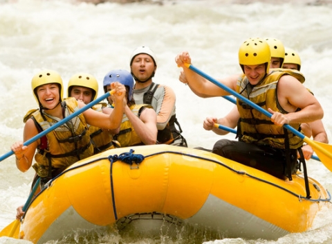 Zdolajte na rafte kanál víťazov alebo si užite pokojný splav rieky Váh spolu s kompletným zdokumentovaním jazdy fotkami a videom. 