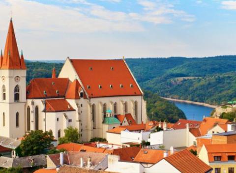 Ubytovanie v rodinnom penzióne U Huberta, chutná polpenzia a fľaša kvalitného vína, to všetko na vás čaká v samom srdci Znojma.