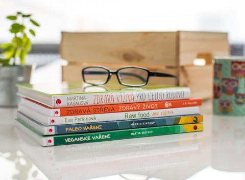 Limitovaná ponuka kuchárskych kníh venovaných zdRAWej strave. Inšpirujte sa v jednej z týchto kníh venovaných kuchyni.