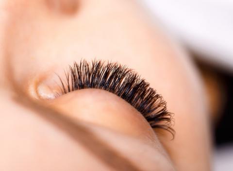 Zažmurkajte a usmejte sa na svet. 3D norkové mihalnice alebo trsy mihalníc na konkrétnu príležitosť aj s úpravou obočia.