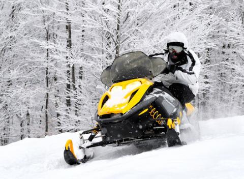 Jazda na snežnom skútri spojená s rozprávkovou prírodou. Exkluzívne od Orava action poldenný prechod trasou pre tých najnáročnejších.