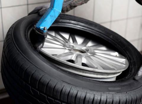 Kompletné prezutie pneumatík a vyváženie v servise Carshift. Nenechajte nič na náhodu a pripravte svoje auto na zimnú sezónu. 