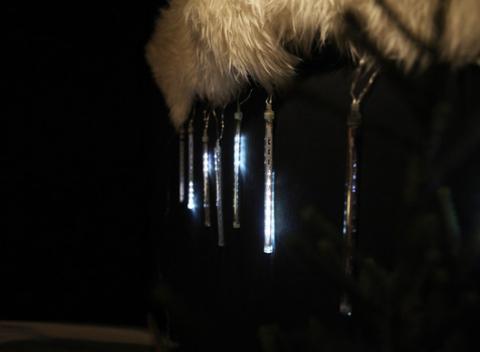 Navoďte si tú správnu romantickú atmosféru pomocou LED cencúľov s padajúcim svetielkom pre tie najkrajšie chvíle v roku - Vianoce. 