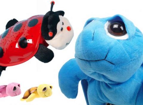 Hrajúca lienka alebo korytnačka, ktoré premenia každú detskú izbu v nádhernú nočnú oblohu plnú hviezd a mesiaca.