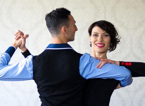 Kurz spoločenských tancov či argentínskeho tanga, 6 lekcií pre 6 párov. Vitajte v mieste kde sa snúbi príjemná hudba s elegantnými pohybmi. 