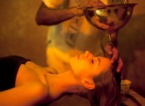 Zavrite na malú chvíľku oči a predstavte si vôňu korenia, olejov a byliniek. Načerpajte novú energiu na jednej z masáží v Sanasume.