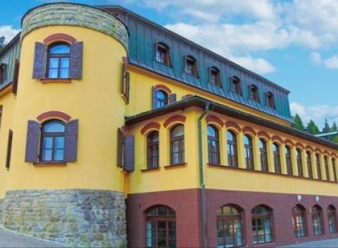 Zažite romantiku ako vo filme a ubytujte sa na Zámočku Dinotice uprostred nádhernej prírody Beskýd. Pobyt s polpenziou a wellness.