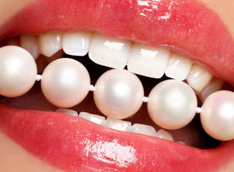 Bielenie zubov s lampou v štúdiu Stomamed. Krásny a žiarivý úsmev je znakom zdravých zubov. Nemajte strach usmievať sa na svet.