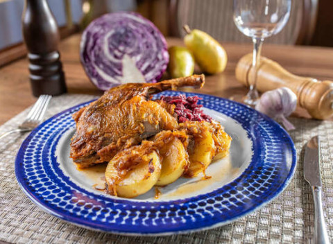 Znamenité predjedlo, poctivé hlavné jedlo a lahodný dezert - kačacie hody pre 2 v Apollo Hoteli****.