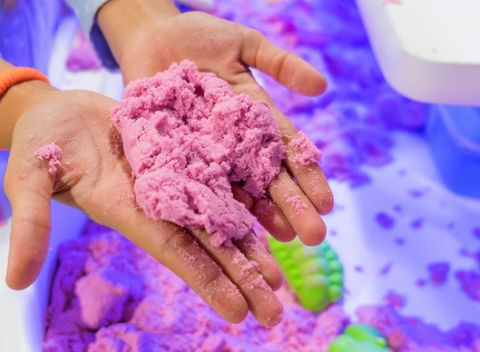 Magický kinetický piesok pre malých aj veľkých huncútov. Vymodelujte si z inteligentného piesku čo vás napadne bez toho, aby sa rozsypal. 