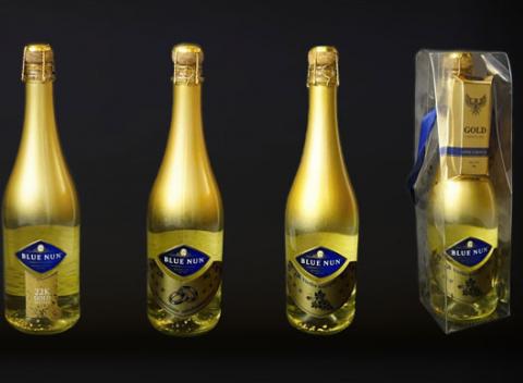 Šumivé vína s lupienkami pravého zlata. Prekvapte vašich najmilších personalizovaným darčekom k ich výnimočnému dňu. 