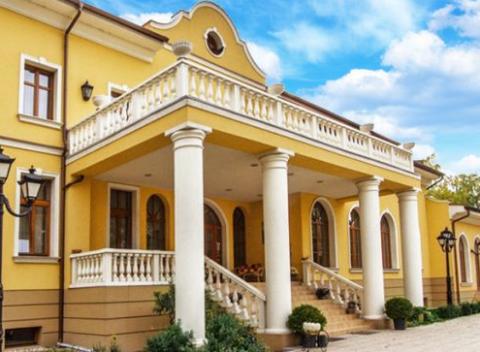 Poďte si užiť skvelú dovolenku na juh Slovenska. Rodinný pobyt v hoteli Plauter Kúria*** s polpenziou a saunou vo Veľkom Mederi.