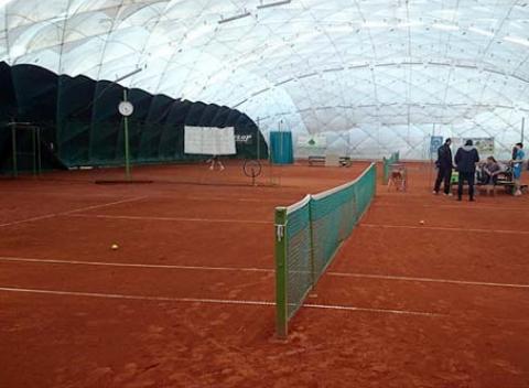 Tréning s trénerom na kvalitných tenisových kurtoch v krytých priestoroch v Bratislave pre 1-4 hráčov. Dostaňte sa do formy.