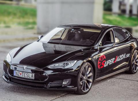 Najnadupanejší darček pre mužov: Jazda na elektromobile Tesla Model S P85+. Jediná Tesla s výkonom 421 koní, aká sa dá na Slovensku požičať.