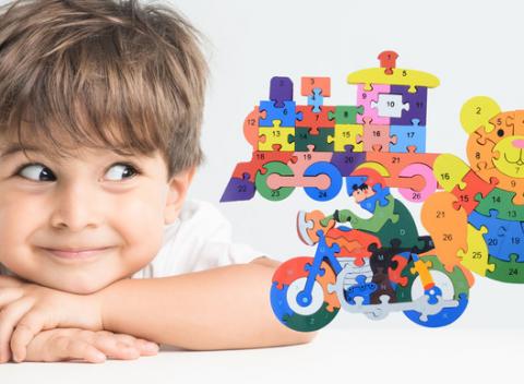 Vzdelávacie drevené puzzle pre všetky deti, čo radi skladajú. Pomáhajú s učením abecedy a rozvíjajú detskú predstavivosť a motoriku.