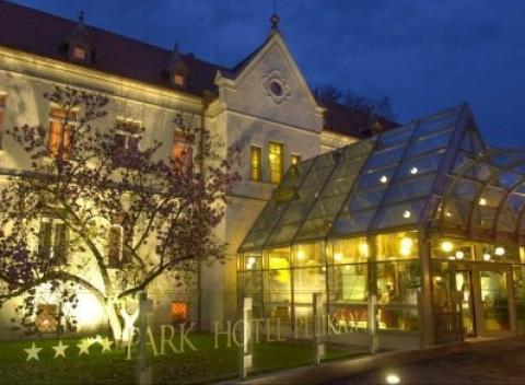 Oddýchnite si v čarovnom prostredí mesta Szombathely. Čaká vás ubytovanie v luxusnom hoteli Pelikán **** s bohatou polpenziou a wellness.  