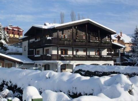 Rodinný pobyt v nádhernej zimnej krajine okolia Tatranskej Lomnice. Čaká vás výborná lyžovačka a príjemné ubytovanie v penzióne Pažický.