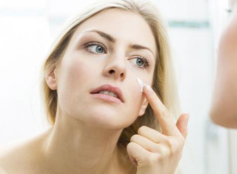 Krása nie je len výsadou mladosti, ale je potrebné sa o ňu pravidelne starať. Zatočte s pigmentovými škvrnami a rozšírenými cievkami. 