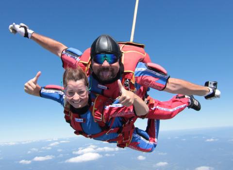 Poriadna dávka adrenalínu na vás čaká počas tandemového zoskoku z výšky až 3000 m.n.m. Skvelý tip na darček pre kamarátov.