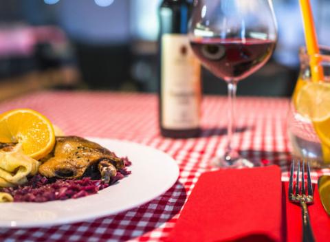 Keď na kačku, tak na poriadnu! Voňavá pečená kačka, ktorej mäso je ako jedna báseň, lahodná sladká červená kapusta a fajnové lokše.  