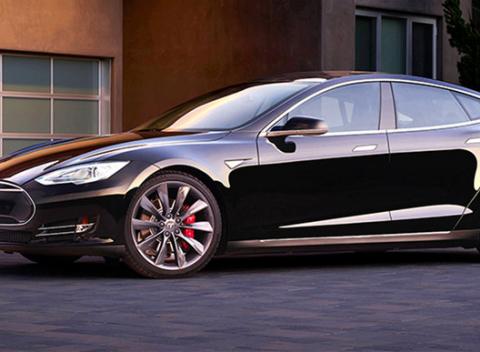 Najnadupanejší darček pre mužov: Jazda na elektromobile Tesla Model S P85+. Auto, ktoré predbehlo svoju dobu, ukáže vám iný pohľad na jazdu.