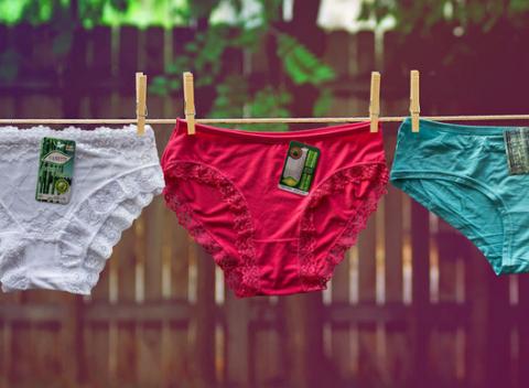 Veselé, plné farieb a zároveň sexy vďaka čipke – nohavičky z bambusového vlákna, ktoré sú tak jemné, že na dotyk pripomínajú hodváb.