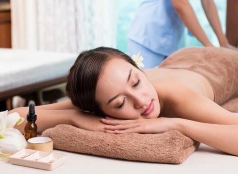 Masáž chrbta pre sedavé zamestnanie, celotelové masáže alebo darčekové poukážky do Masážneho salóna Shakya Shine. 