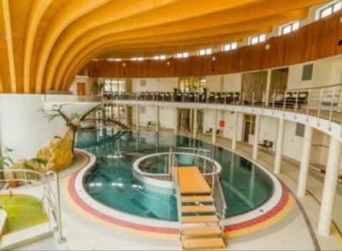 Relaxujte v obľúbenej lokalite termálnych kúpeľov Podhájska v novom rodinnom penzióne Royal s raňajkami a balíčkom športových aktivít. 