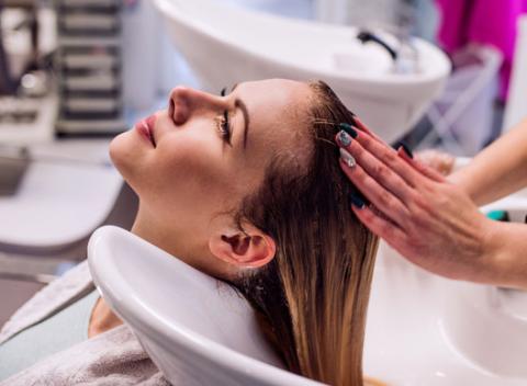 Strih, regenerácia vlasov, farbenie alebo melír. Vaše vlasy sú vašou pýchou. Starajte sa o ne a budú žiariť pre celý svet okolo vás. 