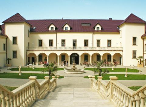 Rozprávkový All inclusive pobyt na Zámku Kamenný Dvůr s ubytovaním v zámockých izbách, jedinečnou gastronómiou a prepychovým wellness. 