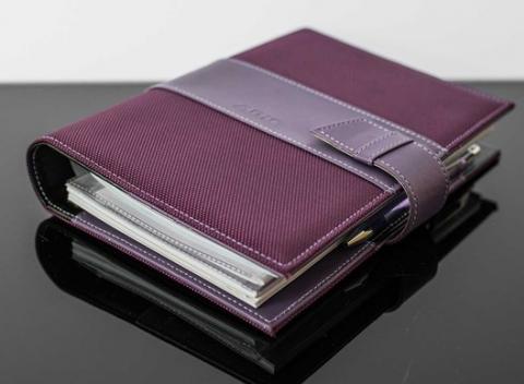 Elegantné plánovacie ADK diáre 2017 s vymeniteľnými hárkami. Manažérsky diár podľa výberu. Pravítko, pero, priehradky a vymeniteľné hárky.