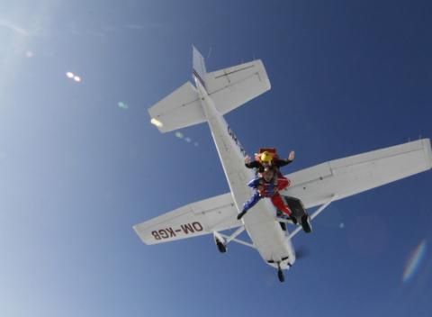 Tandemový zoskok z výšky až 3000 m n. m. Prekročte aj vy svoje zábrany, odpútajte sa od pevnej zeme a pozrite sa na svet z nadhľadu.