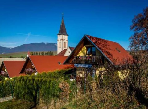 Liptov je čarovný v každom ročnom období. Pobyt v liptovských drevených chatách pre 6 osôb.