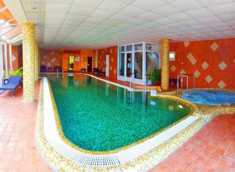 Užite si skvelý wellness pobyt vo Fönix Club Hotel & Wellness pre dvoch pri maďarskom jazere Hévíz s raňajkami či polpenziou. 
