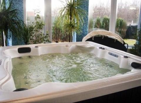 Užite si poriadne bohatý wellness balíček v 3* penzióne Hellen Relax Club v kúpeľnom meste Piešťany. Pobyt s polpenziou aj na Silvestra. 