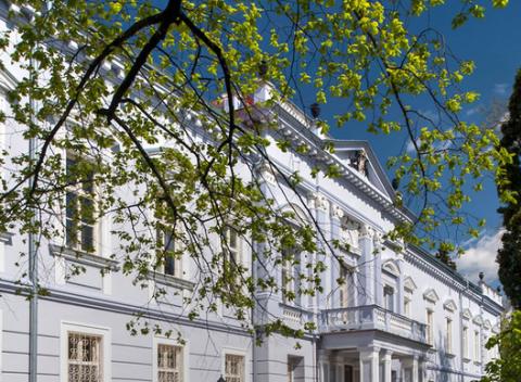 Snívajte sny grófa Huňadyho v jedinečnom kaštieli Mojmírovce*** obklopeným anglickým parkom, s polpenziou a wellness priamo v kaštieli. 