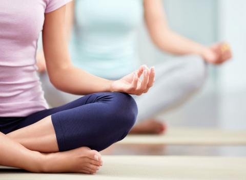 120 minút pre vaše zdravie. Päť Tibeťanov je 5 energetických jogových cvičení, ktoré stimulujú základné energetické centrá v tele.