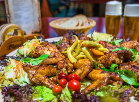 Pochutnajte si na kile grilovaných kuracích krídel s chlebom, baraními rohmi, feferónmi a k tomu 2 pivá v reštaurácii Piráti nad Jazerom.