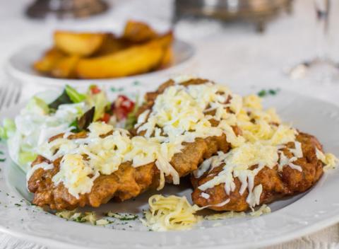 Pochutnajte si na skvelých vyprážaných špecialitách – Cordon bleu, vyprážaný syr so šunkou či bez, alebo černohor v reštaurácii Štefánka. 