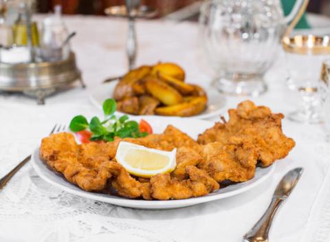 Zahryznite si do chutného bravčového rezňa s prílohou v Štefánke! 300 g alebo rovno kilo tejto vyprážanej pochúťky.