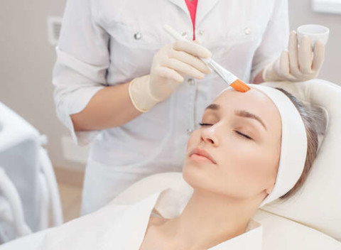 Hĺbkové čistenie pleti s úpravou a farbením obočia - pre zachovanie krásnej a zdravej pleti.